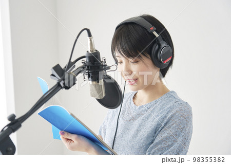 ナレーションをするナレーターの女性 ナレーションをするナレーターの女性 98355382