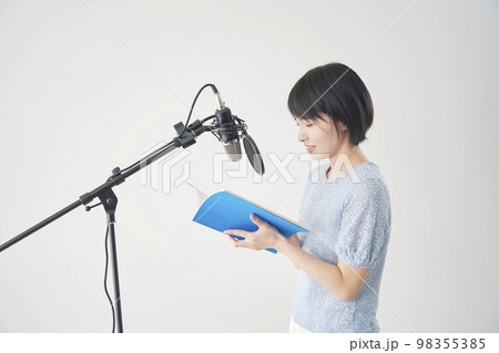 アフレコをする声優の女性　白背景 98355385