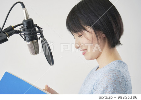 アフレコをする声優の女性 白背景 アフレコをする声優の女性 白背景 98355386