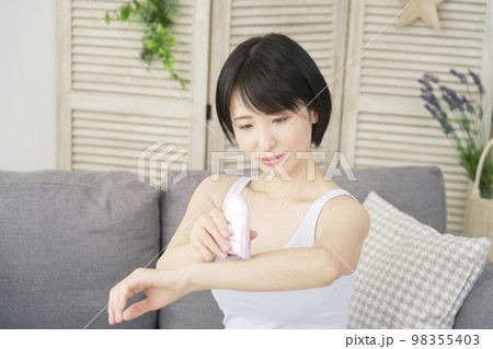 家で腕のセルフ脱毛をする女性 家で腕のセルフ脱毛をする女性 98355403