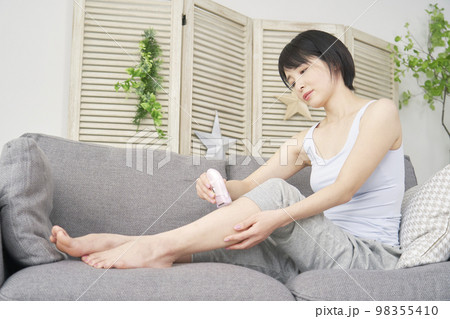 家で足のセルフ脱毛をする女性 家で足のセルフ脱毛をする女性 98355410