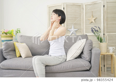 家で首のリンパマッサージをする女性 家で首のリンパマッサージをする女性 98355424