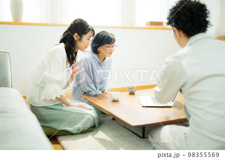 リフォーム相談をするシニア女性 98355569