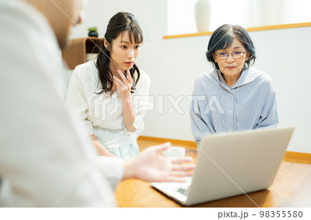 リフォーム相談をするシニア女性 リフォーム相談をするシニア女性 98355580