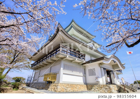 小牧市 満開の桜と小牧山城 小牧市 満開の桜と小牧山城 98355604