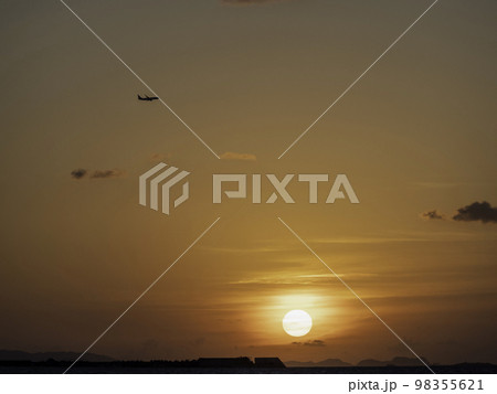 夕日 東シナ海慶良間島へ沈む夕日 夕日 東シナ海慶良間島へ沈む夕日 98355621