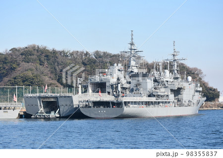 潜水艦救難母艦「ちよだ」と掃海母艦「うらが」 98355837