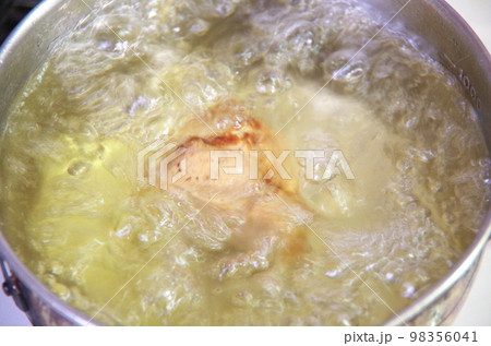 ハムを鍋の湯で煮沸している様子 ハムを鍋の湯で煮沸している様子 98356041