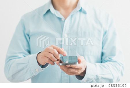 スマホを使うミドルの男性　パーツ　手元 98356192