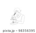 顕微鏡を使っている少女（モノクロ） 98356395