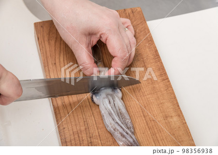 【ミドル主婦がスルメイカをさばく 目を外す準備】 【ミドル主婦がスルメイカをさばく 目を外す準備】 98356938