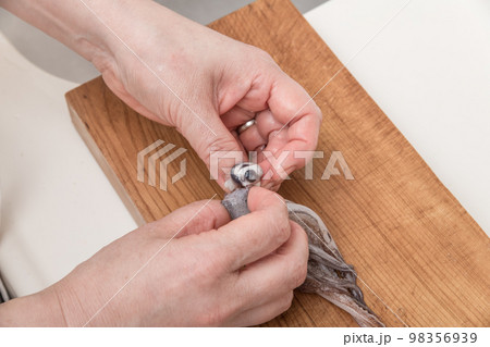 【ミドル主婦がスルメイカをさばく　目を外す】 98356939