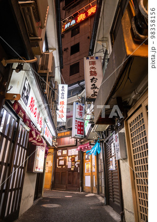 《神奈川県》横浜駅前飲み屋街・狸小路 98358156
