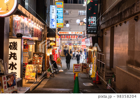 《神奈川県》横浜駅西口路地裏飲み屋街・夜の繁華街 98358204