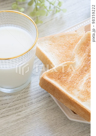 朝食のトーストと牛乳 98359222