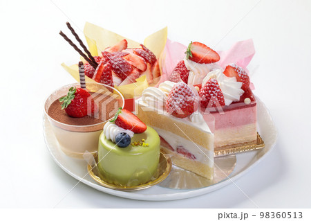 イチゴを使ったショート&カップケーキ 98360513