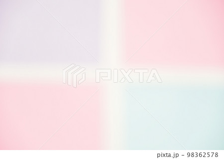 ピンクやブルーの淡いパステルで可愛らしいイメージの背景素材　メルヘン　ファンシー 98362578