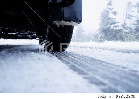 八甲田の雪道とスタッドレス 98362809