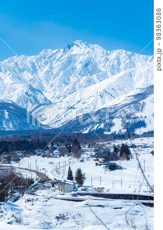【冬素材】雪の白馬村と大糸線特急あずさ【長野県】 98363086