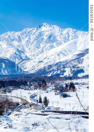 【冬素材】雪の白馬村と大糸線特急あずさ【長野県】 98363093