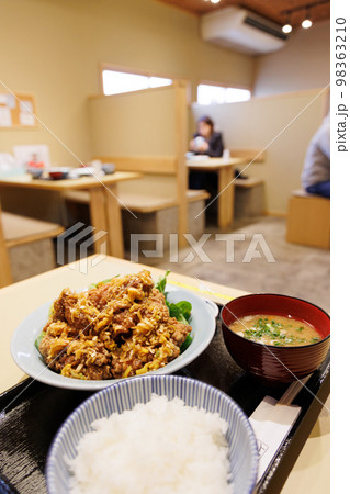 山盛の油淋鶏定食（青森県弘前市）縦構図 98363210