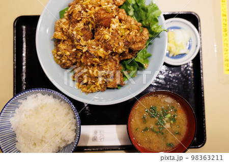 山盛の油淋鶏定食（青森県弘前市）上構図 98363211