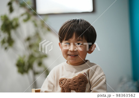 照れる子供 照れる子供 98363562