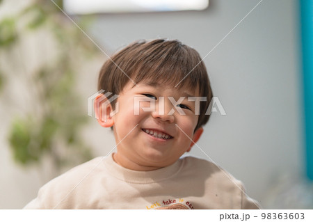 照れる子供 98363603