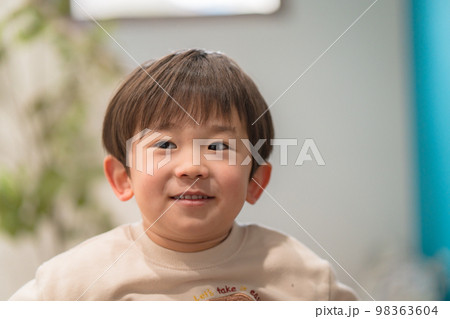 照れる子供 98363604