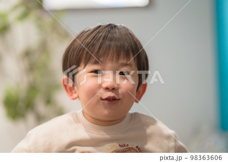 照れる子供 98363606