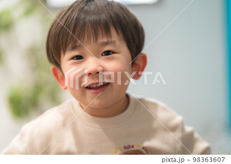 照れる子供 98363607