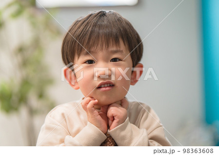 照れる子供 98363608