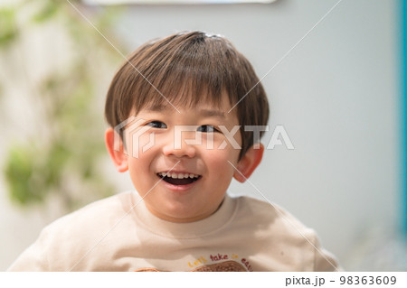 照れる子供 98363609