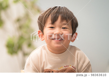照れる子供 98363610