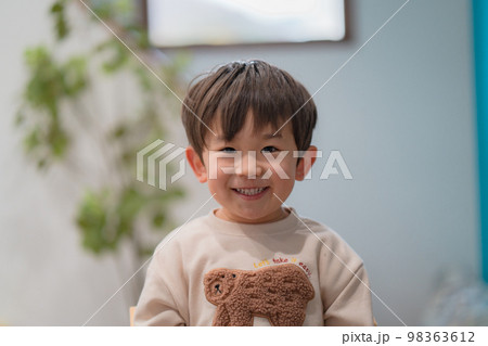 照れる子供 照れる子供 98363612