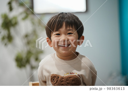 照れる子供 98363613