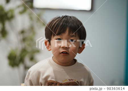 照れる子供 照れる子供 98363614