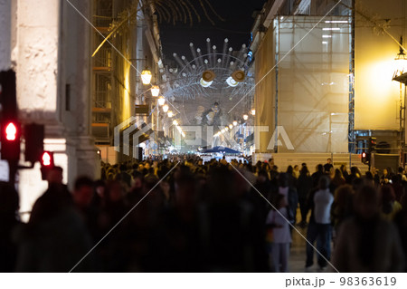 People walk along lisbon's main street decorated for christmas 98363619