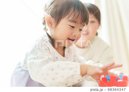 女の子と遊ぶお母さん 98364347