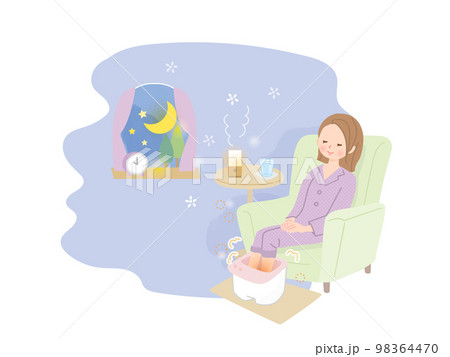 夜寝る前に足湯でリラックスする女性 98364470