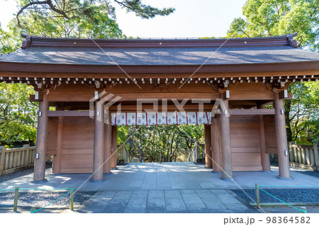 【日本】千葉、稲毛浅間神社の参道に建つ門 98364582