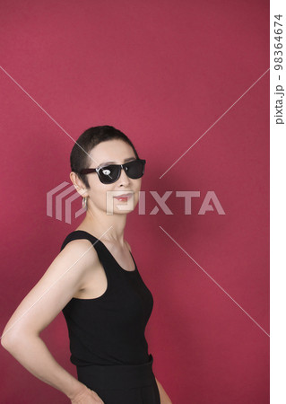サングラスをかけた女性の横顔 98364674