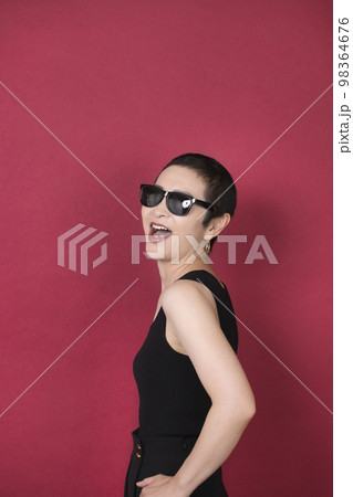 サングラスをかけた女性の横顔 98364676