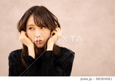 自分らしさを大切にする女性 98364681