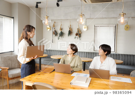 カジュアルオフィスで働く女性たち 98365094