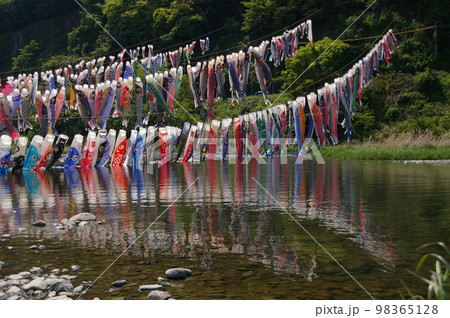 子供の日の風物詩 相模高田橋 約1200匹の鯉のぼり 準備が始まり川を泳ぎ天に舞い上がる19 子供の日の風物詩 相模高田橋 約1200匹の鯉のぼり 準備が始まり川を泳ぎ天に舞い上がる19 98365128