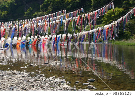 子供の日の風物詩 相模高田橋 約1200匹の鯉のぼり 準備が始まり川を泳ぎ天に舞い上がる20 98365129
