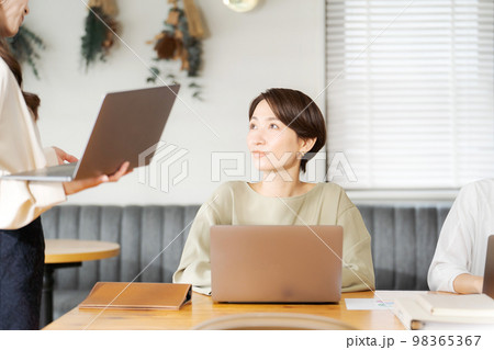 カジュアルオフィスで働く女性たち 98365367