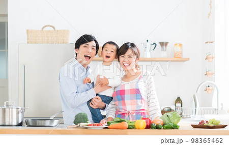 キッチンの若い家族 キッチンの若い家族 98365462