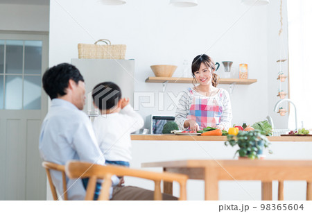 キッチン・ダイニングの家族 98365604